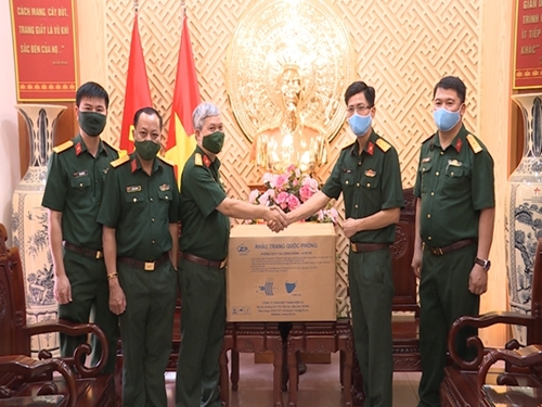 Nhà máy Z176 trao 2.400 khẩu trang kháng khuẩn tặng Báo Quân đội nhân dân
